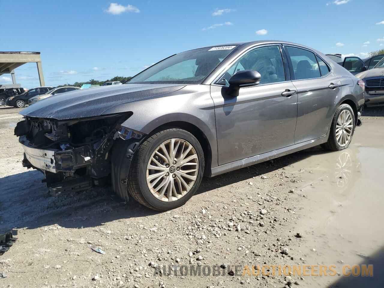 4T1B11HK0JU158510 TOYOTA CAMRY 2018