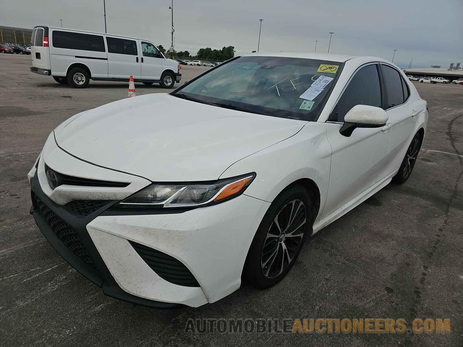 4T1B11HK0JU518214 Toyota Camry 2018