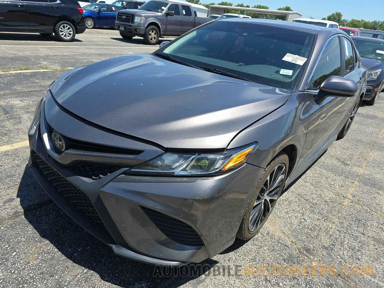 4T1B11HK0JU538687 Toyota Camry 2018