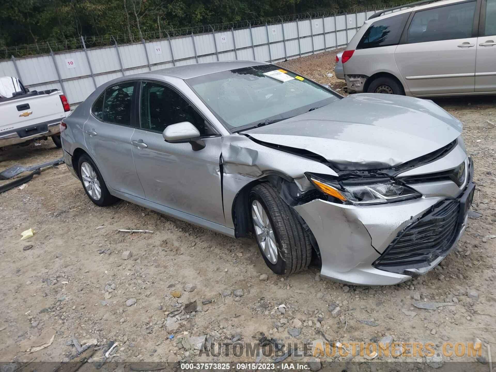 4T1B11HK0JU541900 TOYOTA CAMRY 2018