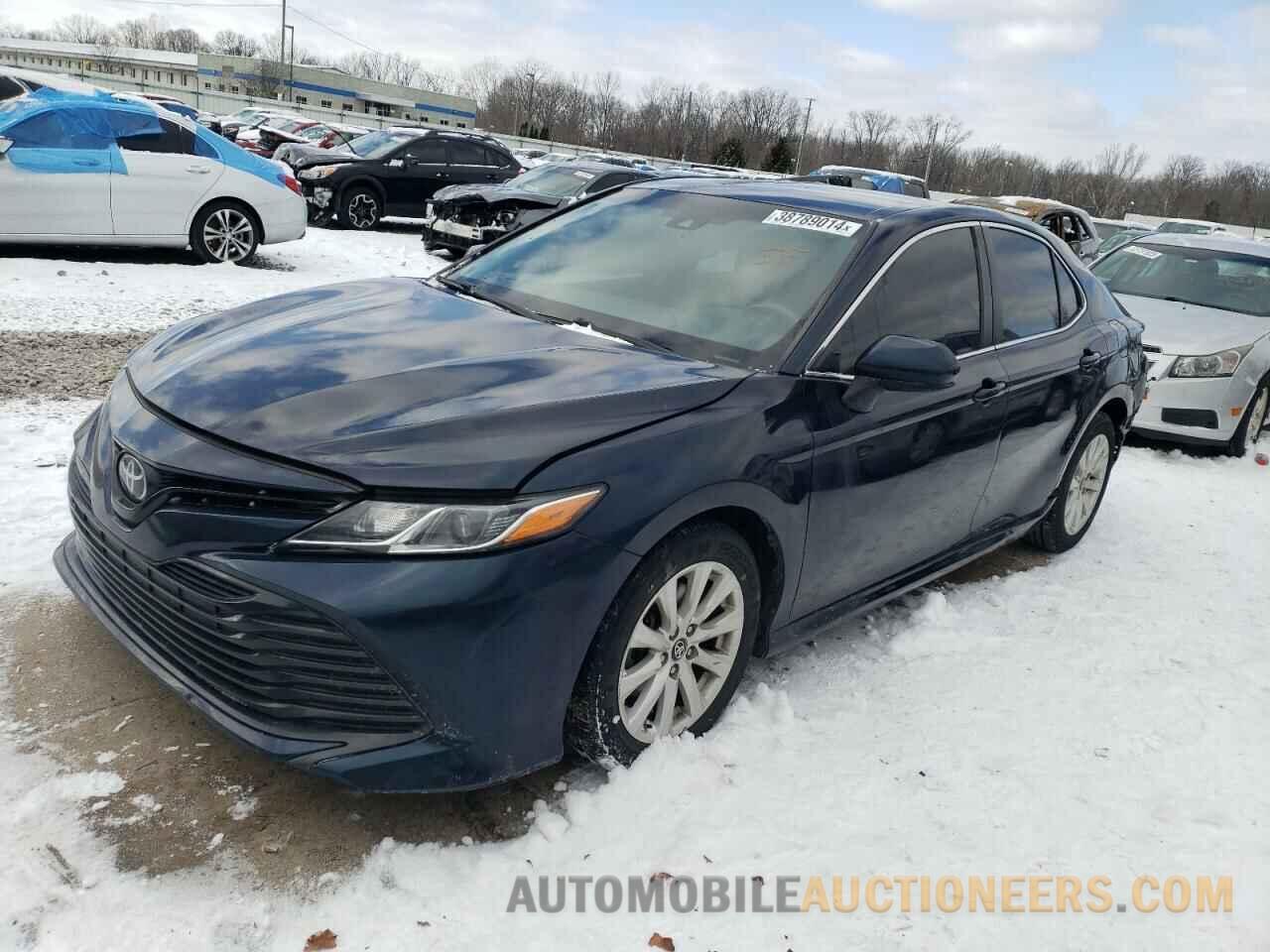 4T1B11HK0JU560981 TOYOTA CAMRY 2018