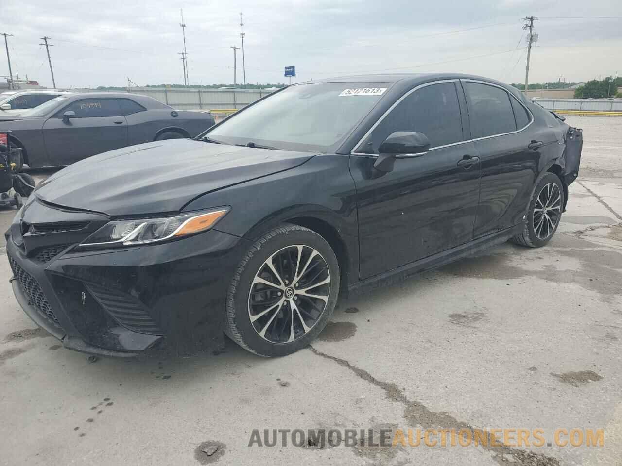 4T1B11HK0JU561855 TOYOTA CAMRY 2018