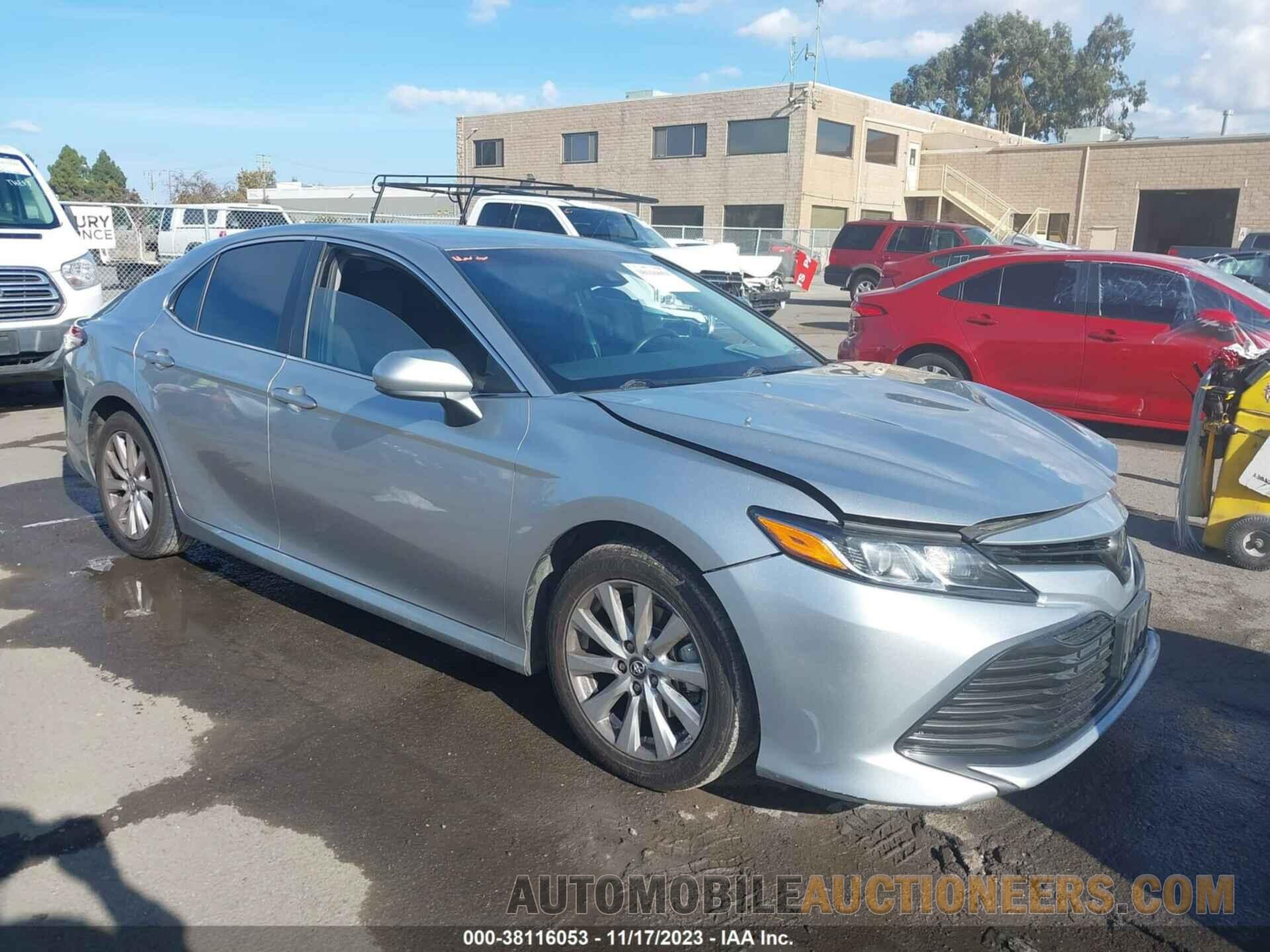 4T1B11HK0JU563220 TOYOTA CAMRY 2018