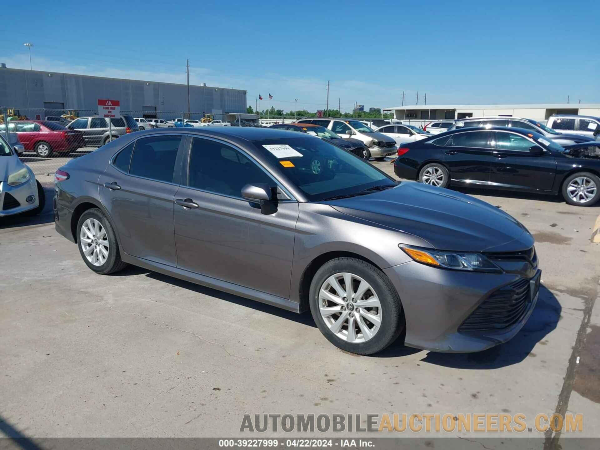 4T1B11HK0JU570135 TOYOTA CAMRY 2018