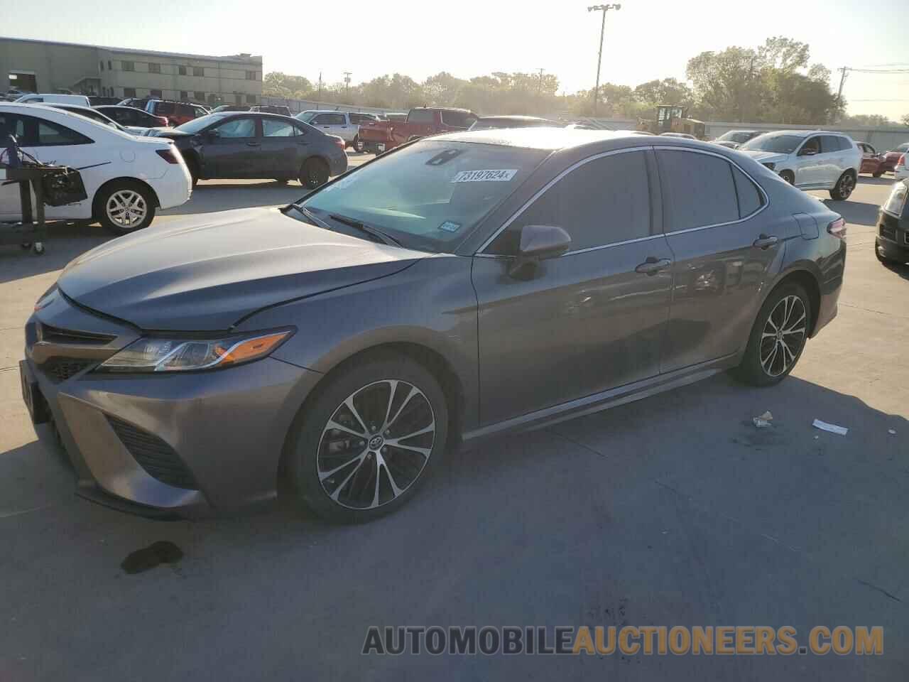 4T1B11HK0JU579224 TOYOTA CAMRY 2018