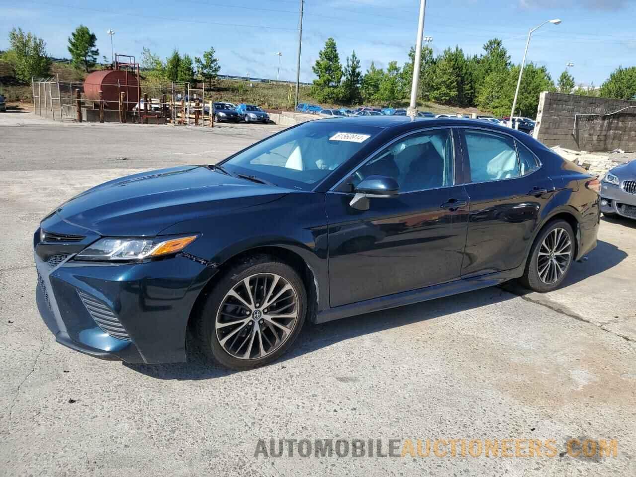 4T1B11HK0JU581698 TOYOTA CAMRY 2018