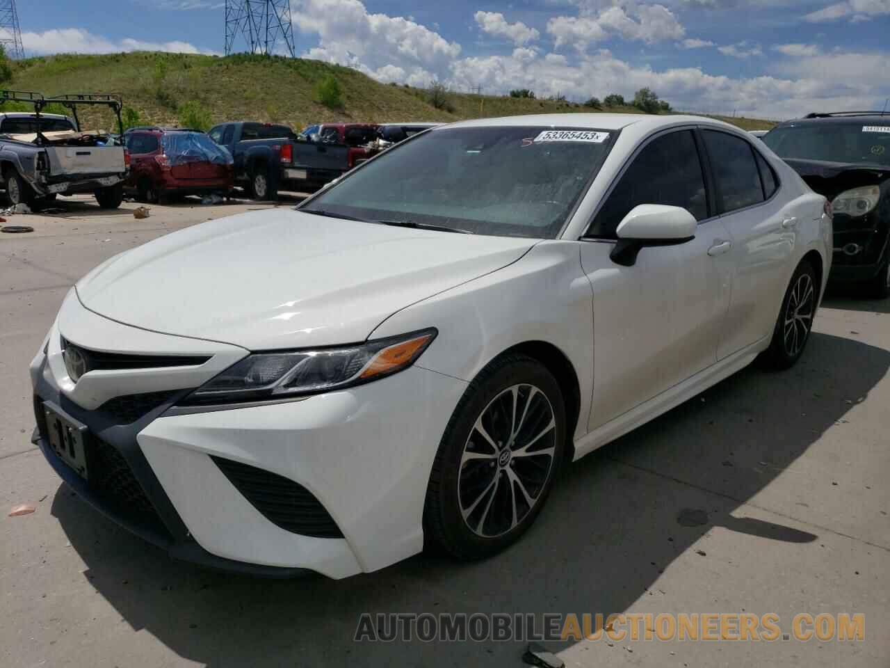 4T1B11HK0JU585556 TOYOTA CAMRY 2018