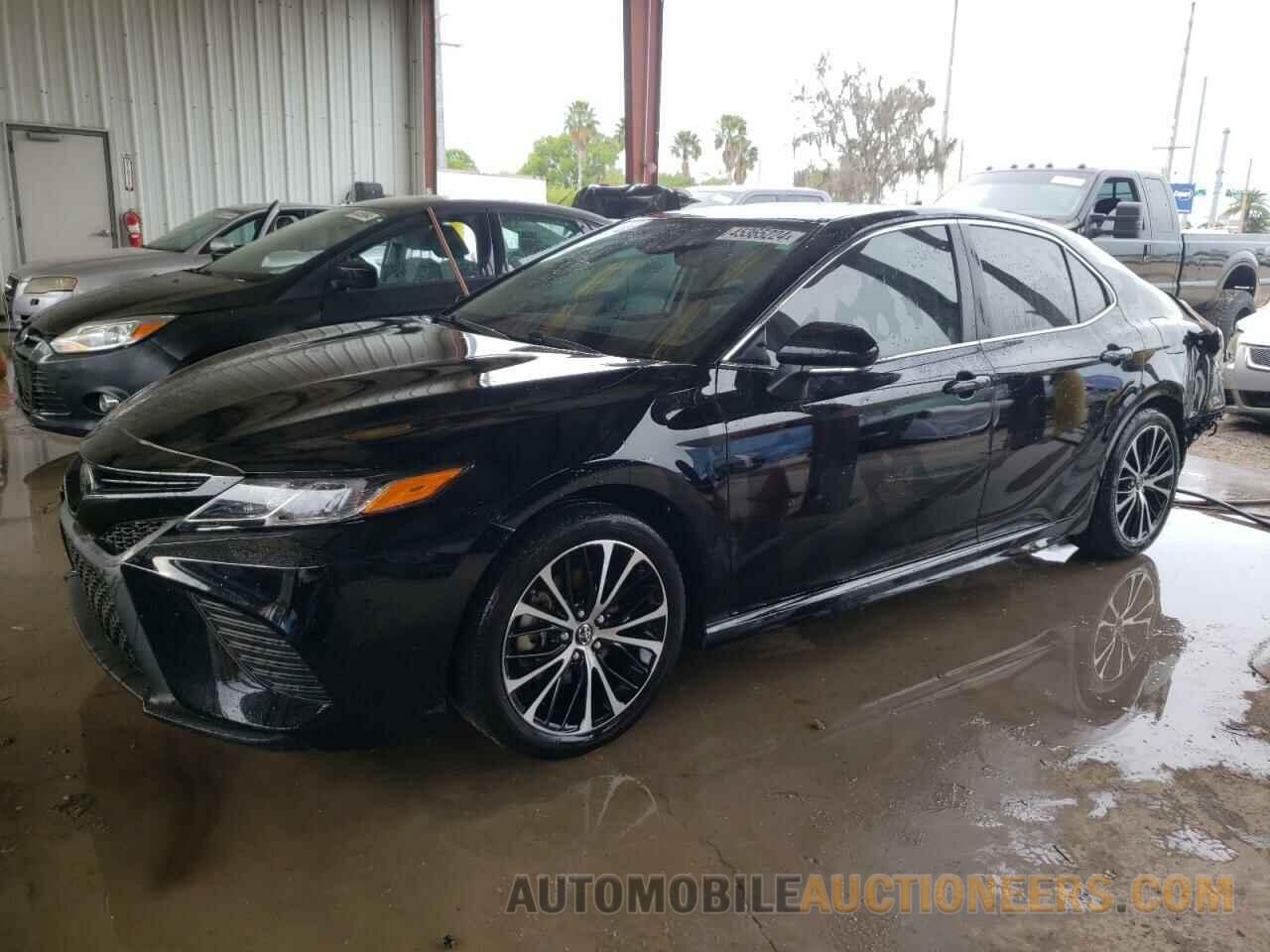 4T1B11HK0JU588117 TOYOTA CAMRY 2018