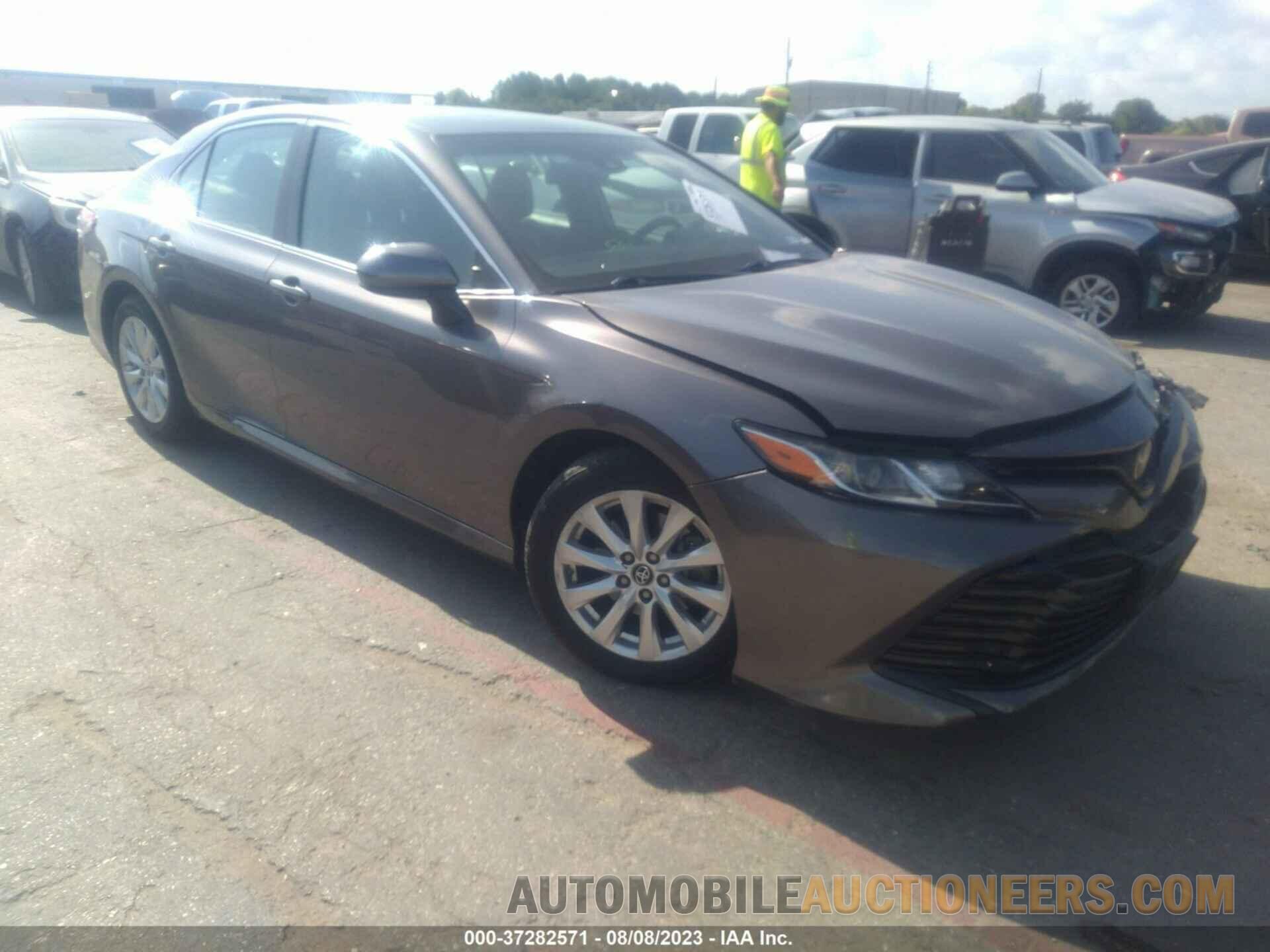 4T1B11HK0JU593172 TOYOTA CAMRY 2018