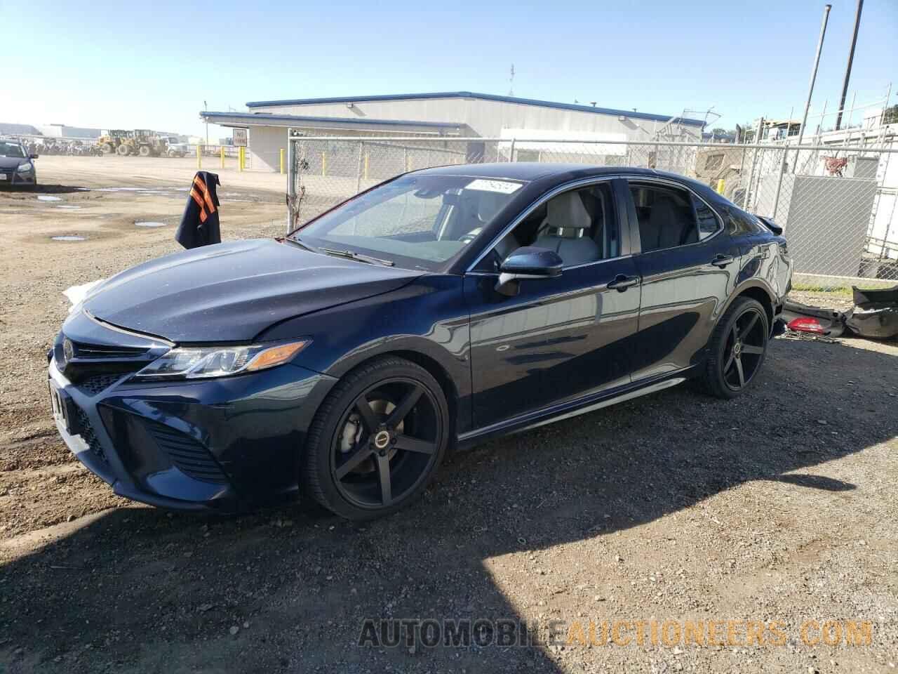 4T1B11HK0JU600136 TOYOTA CAMRY 2018