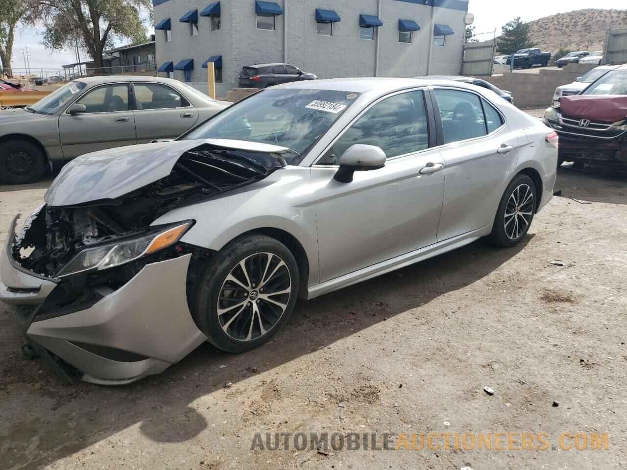 4T1B11HK0JU608138 TOYOTA CAMRY 2018