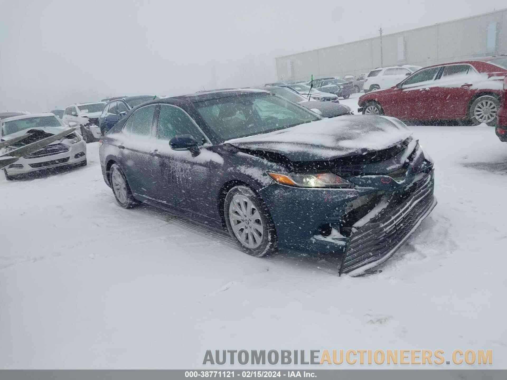 4T1B11HK0JU612352 TOYOTA CAMRY 2018