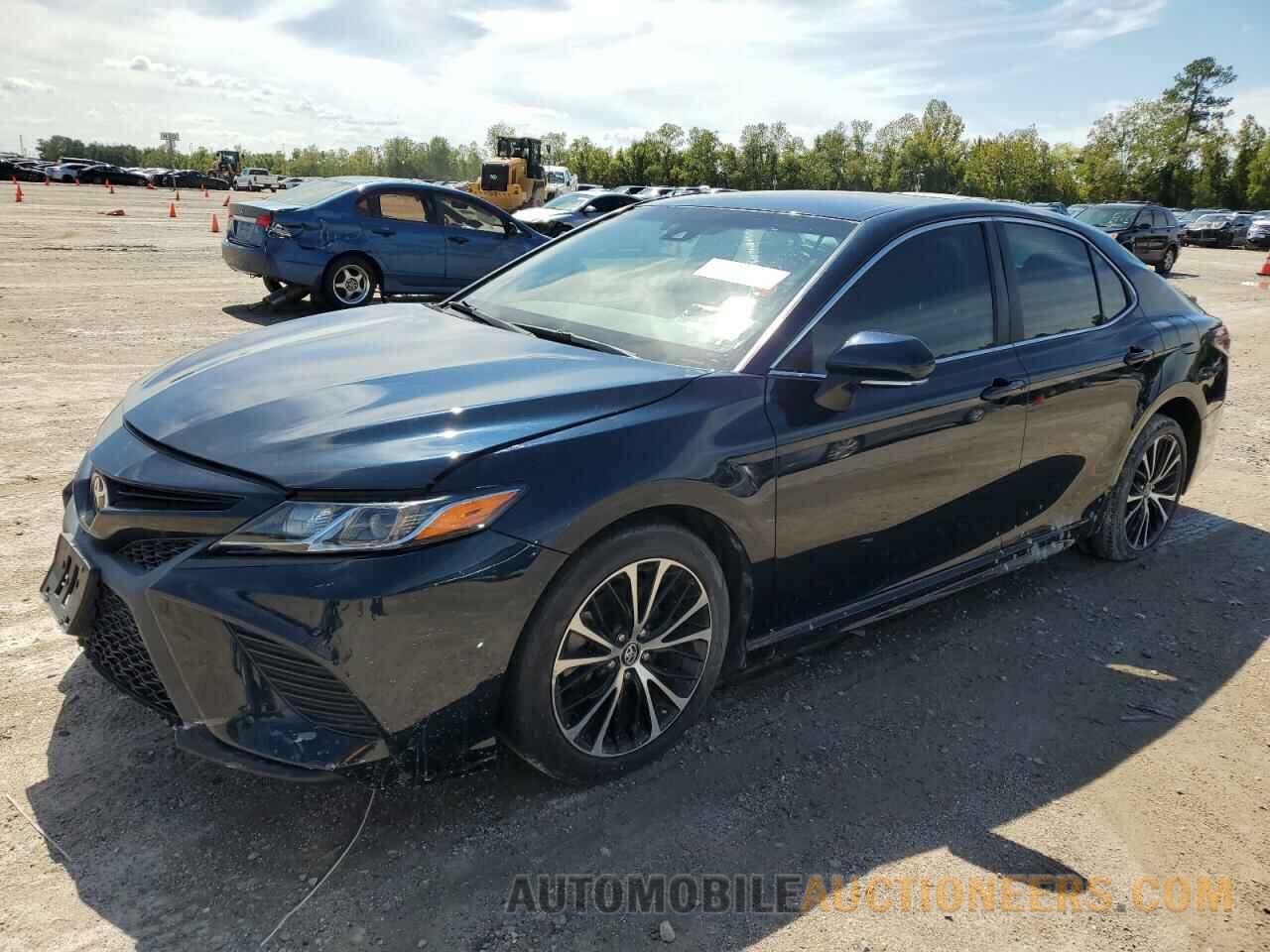 4T1B11HK0JU618121 TOYOTA CAMRY 2018