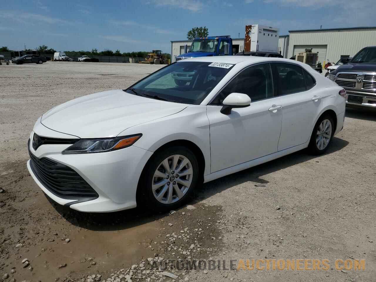 4T1B11HK0JU623965 TOYOTA CAMRY 2018