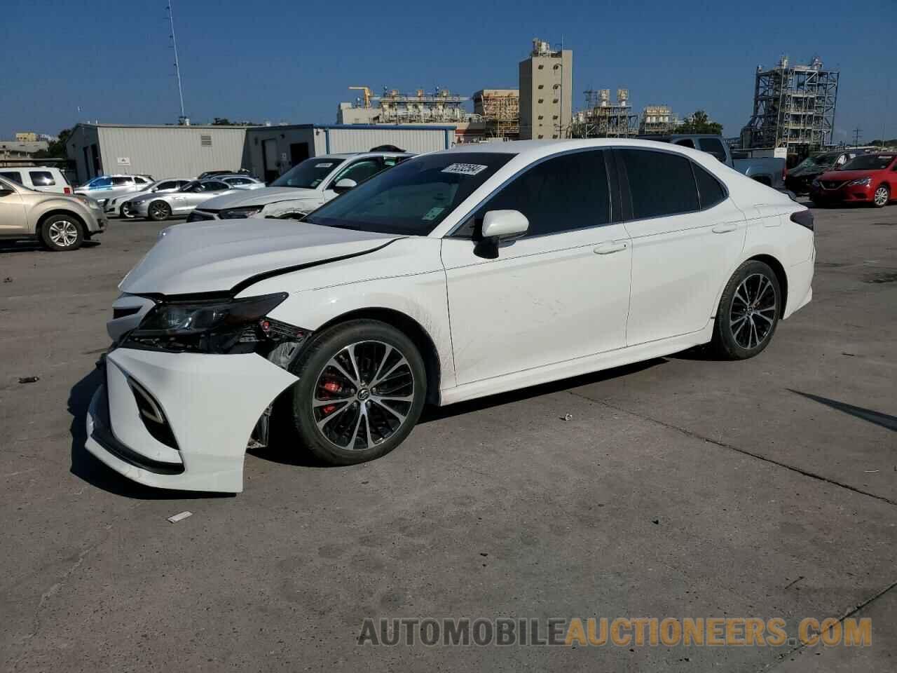 4T1B11HK0JU627563 TOYOTA CAMRY 2018