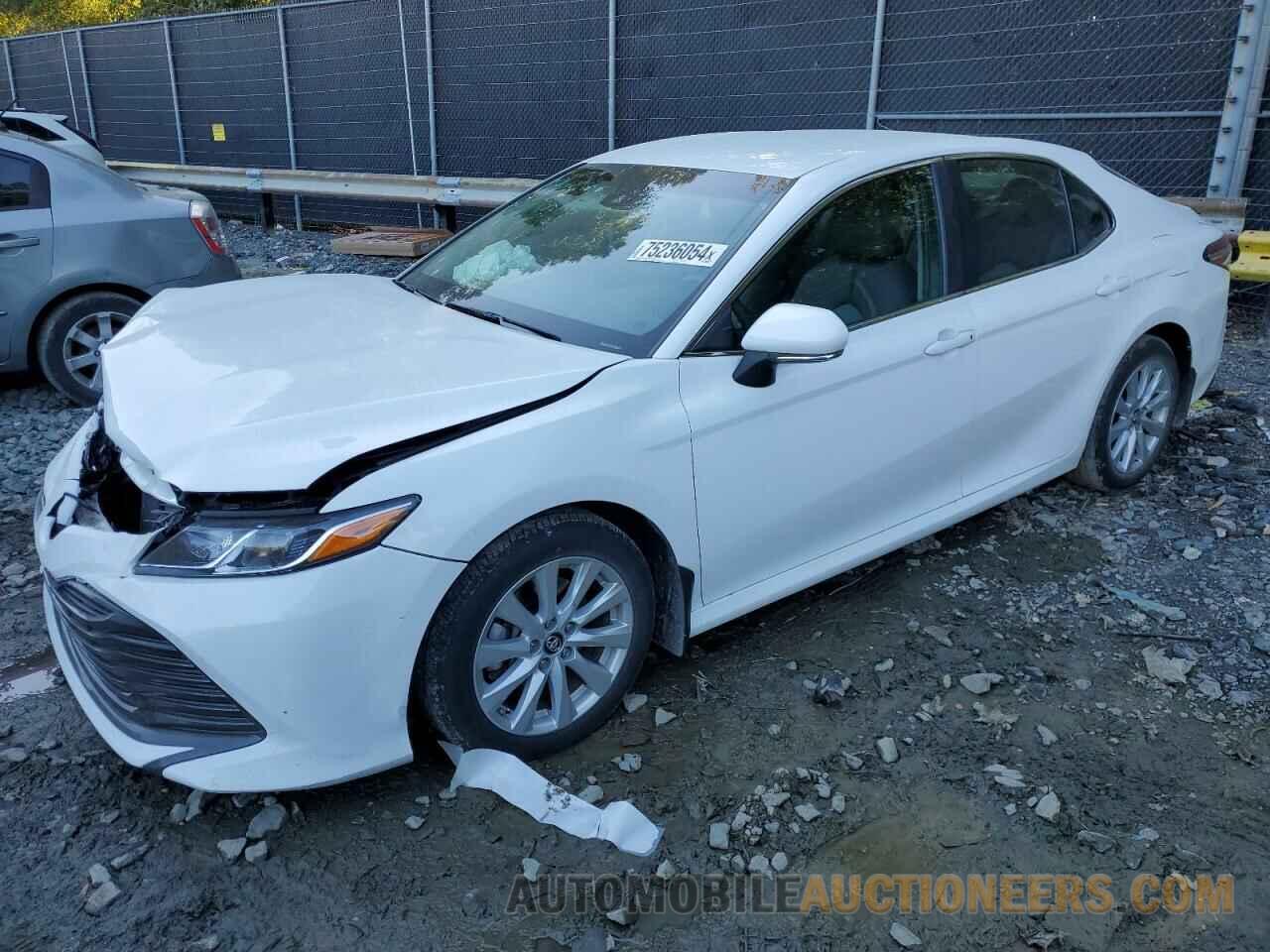 4T1B11HK0JU647327 TOYOTA CAMRY 2018