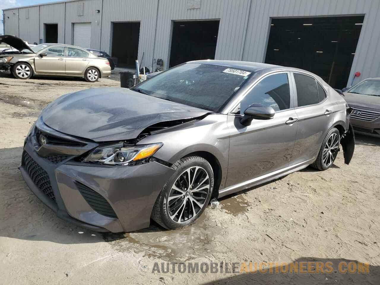 4T1B11HK0JU665679 TOYOTA CAMRY 2018