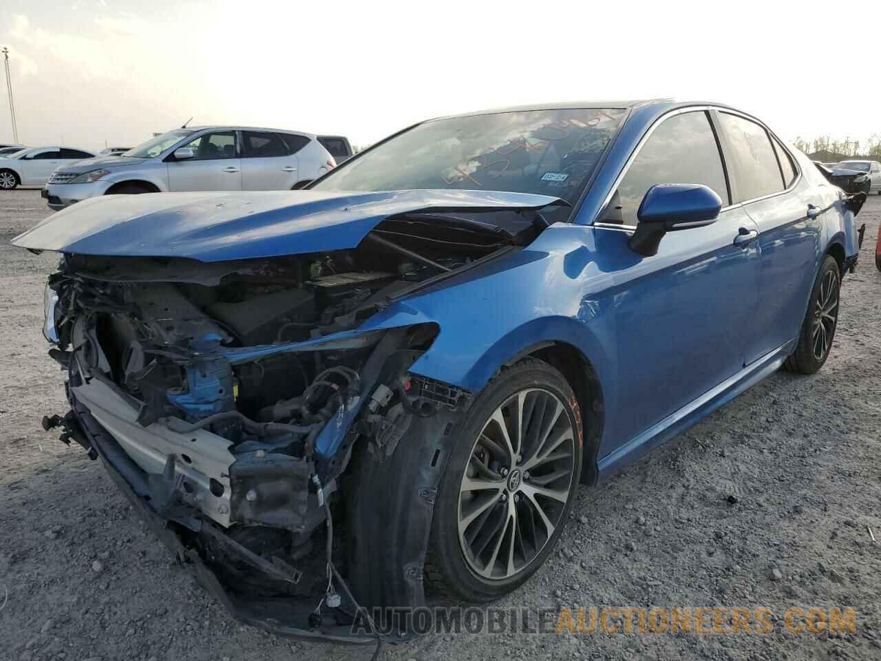 4T1B11HK1JU055564 TOYOTA CAMRY 2018