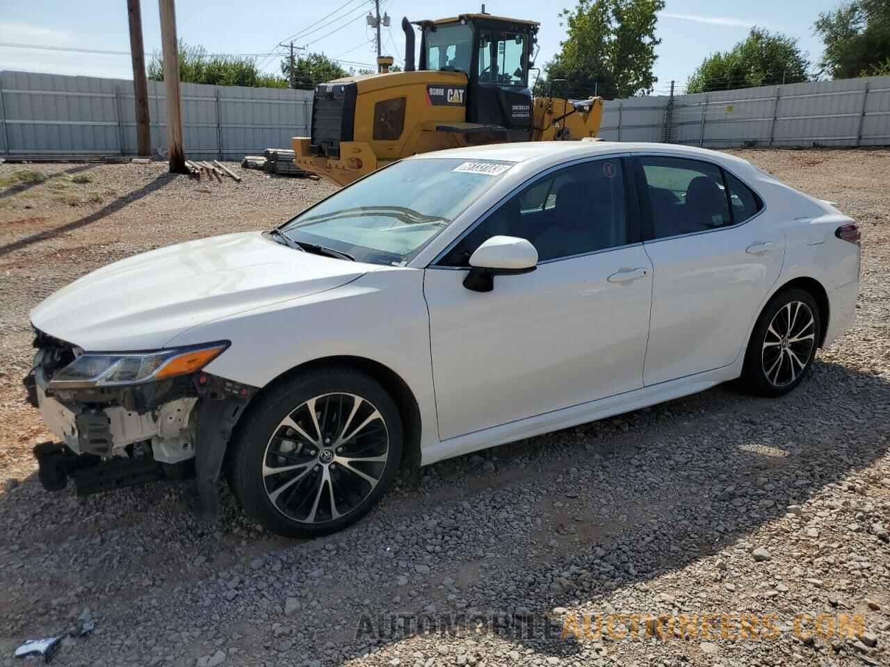 4T1B11HK1JU057721 TOYOTA CAMRY 2018