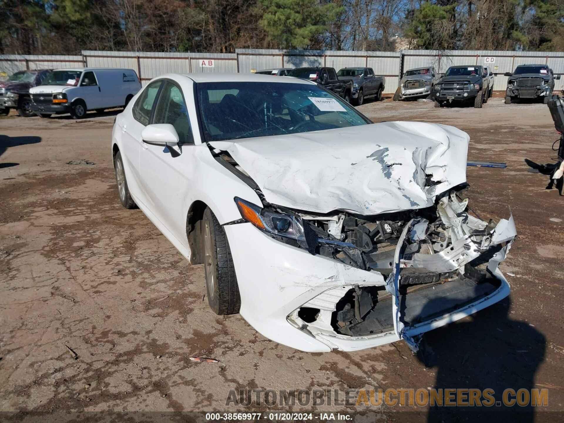 4T1B11HK1JU064040 TOYOTA CAMRY 2018