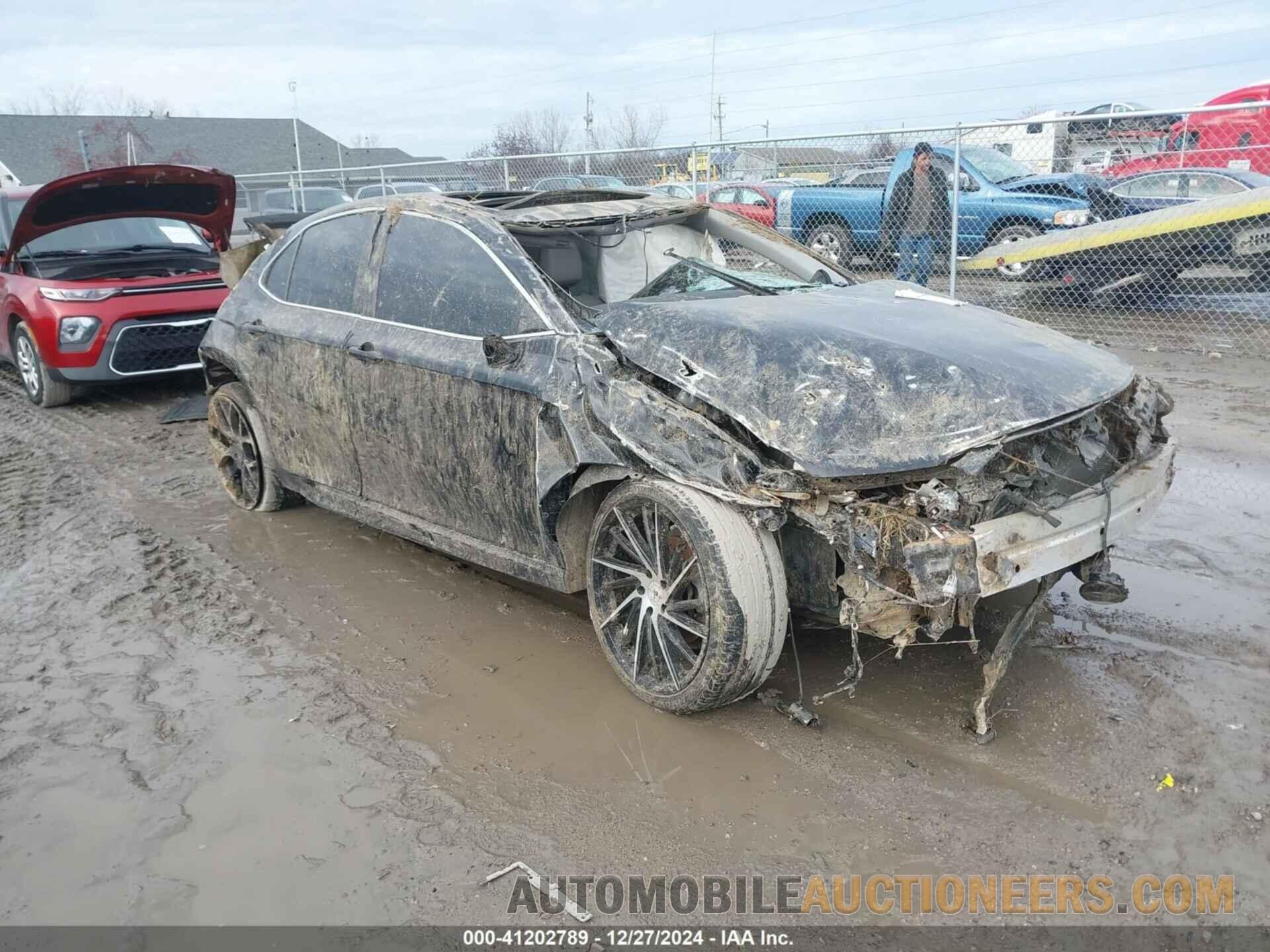 4T1B11HK1JU066497 TOYOTA CAMRY 2018