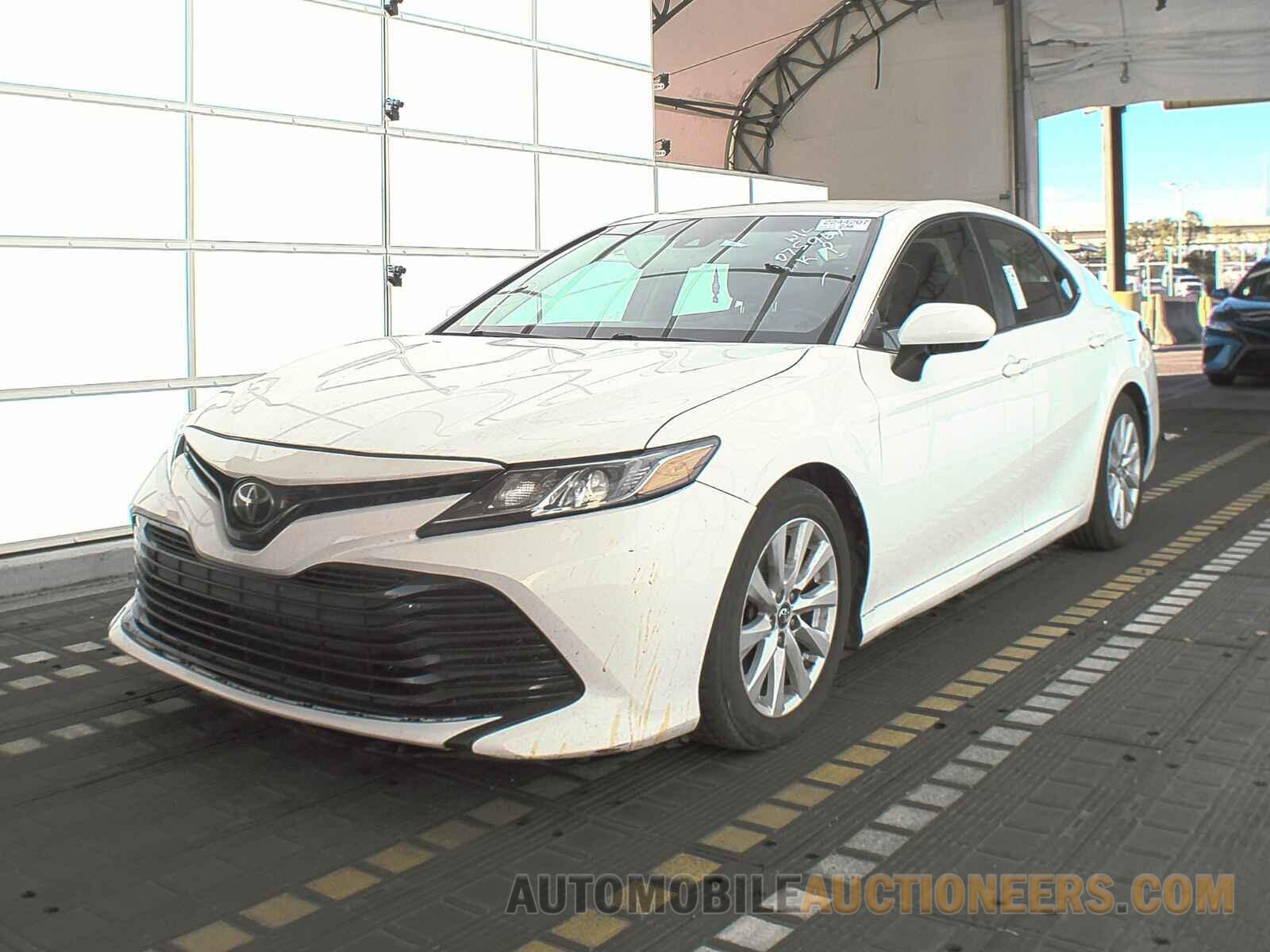 4T1B11HK1JU075961 Toyota Camry 2018