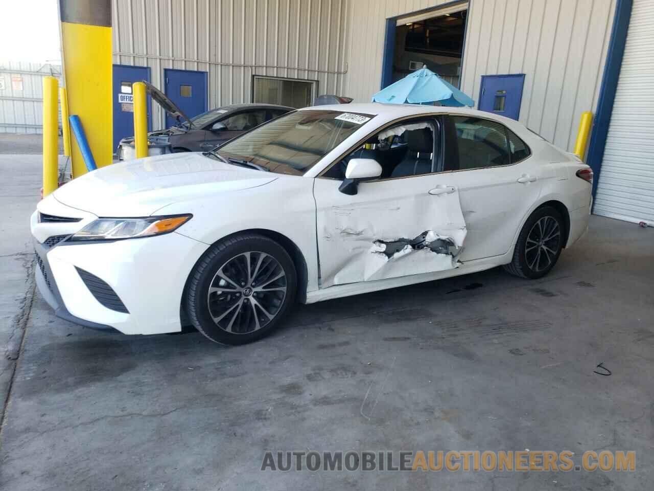 4T1B11HK1JU076687 TOYOTA CAMRY 2018