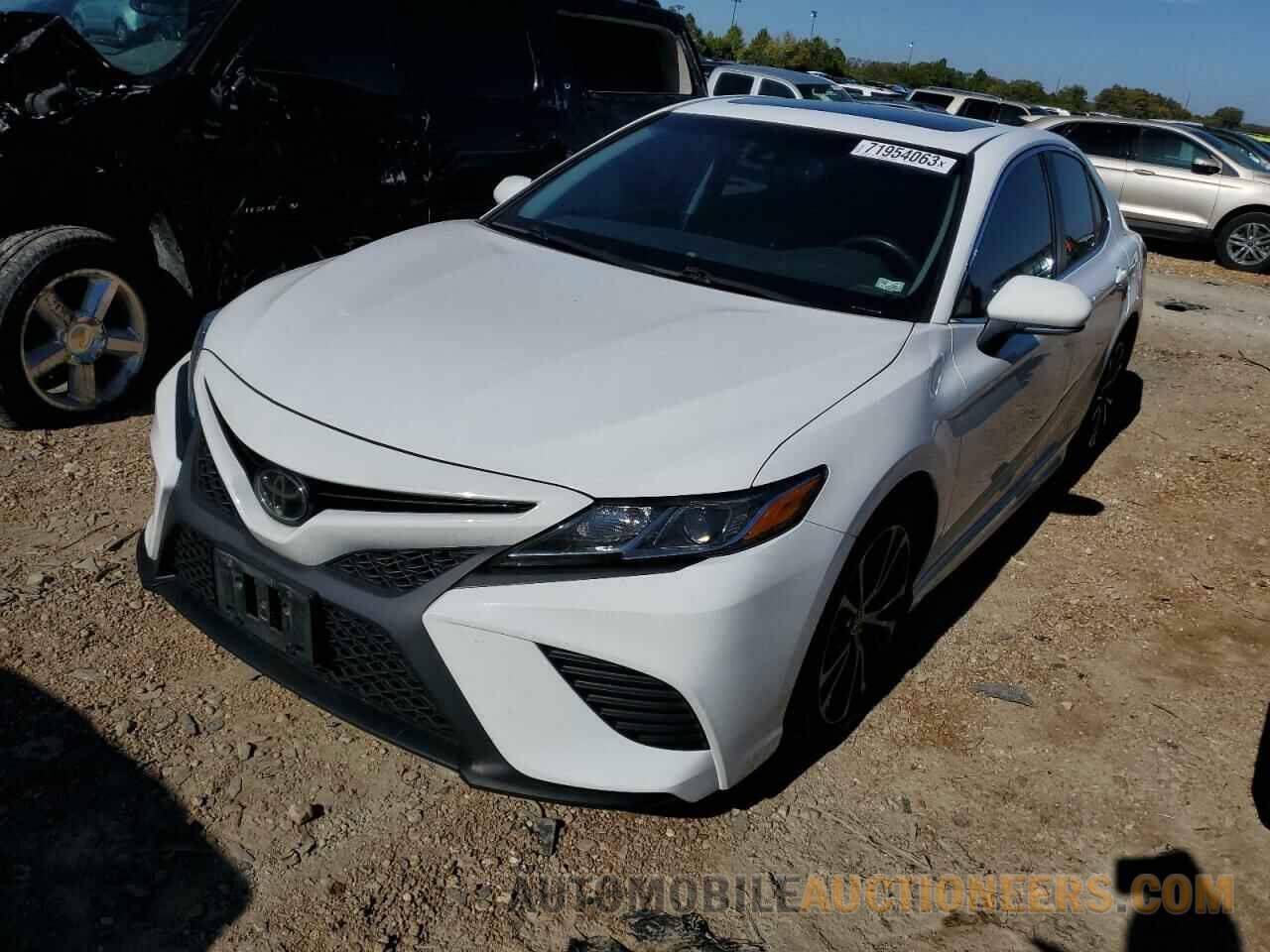 4T1B11HK1JU079220 TOYOTA CAMRY 2018