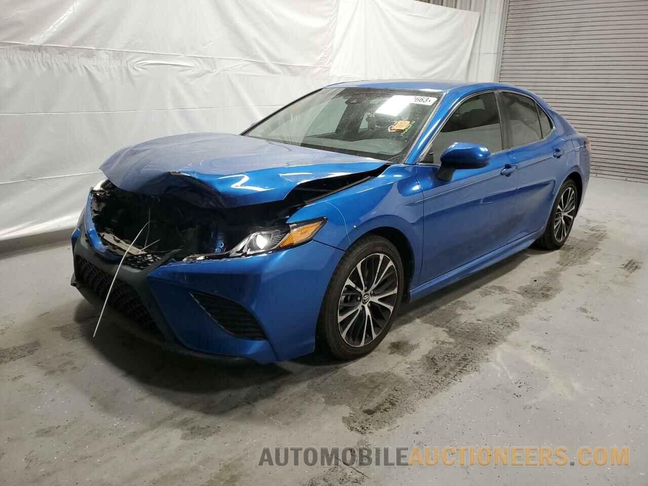 4T1B11HK1JU090668 TOYOTA CAMRY 2018