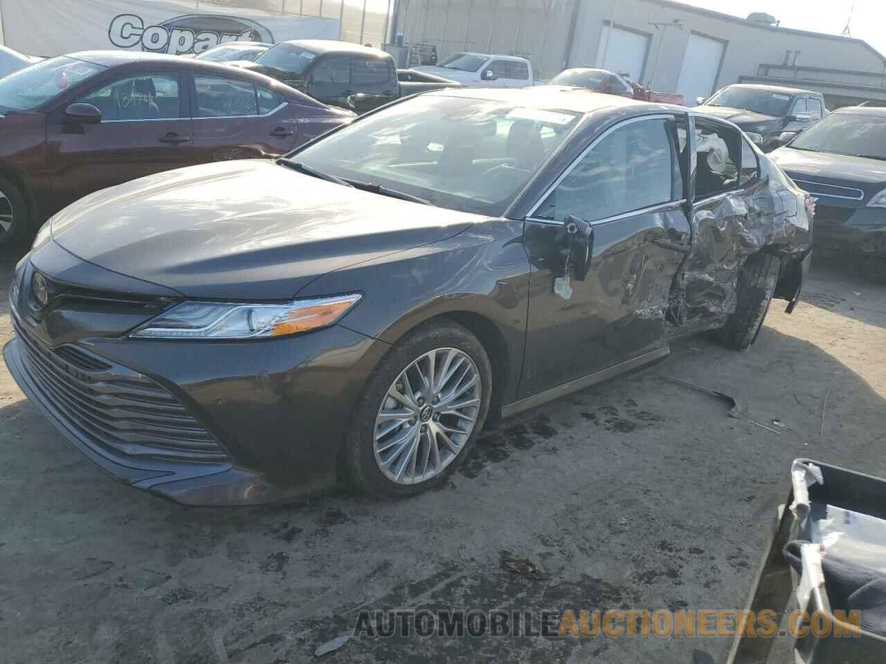 4T1B11HK1JU107338 TOYOTA CAMRY 2018