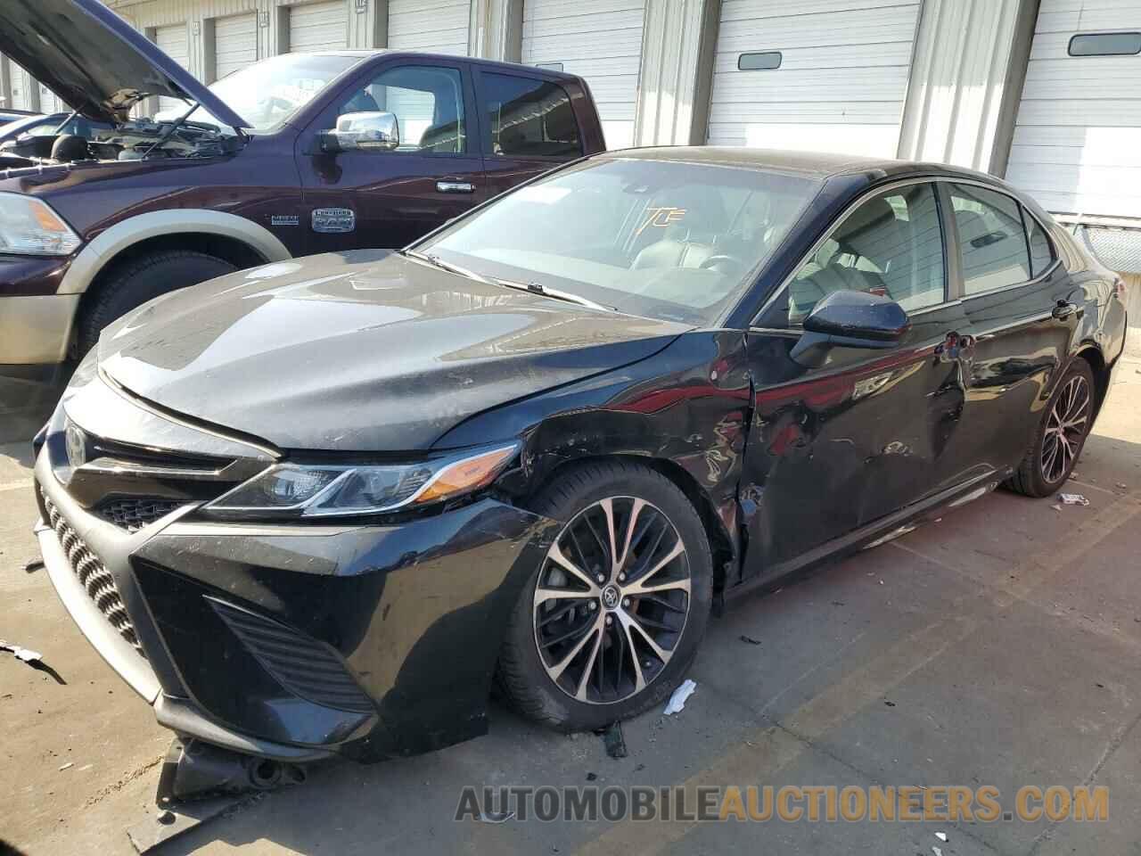 4T1B11HK1JU112250 TOYOTA CAMRY 2018