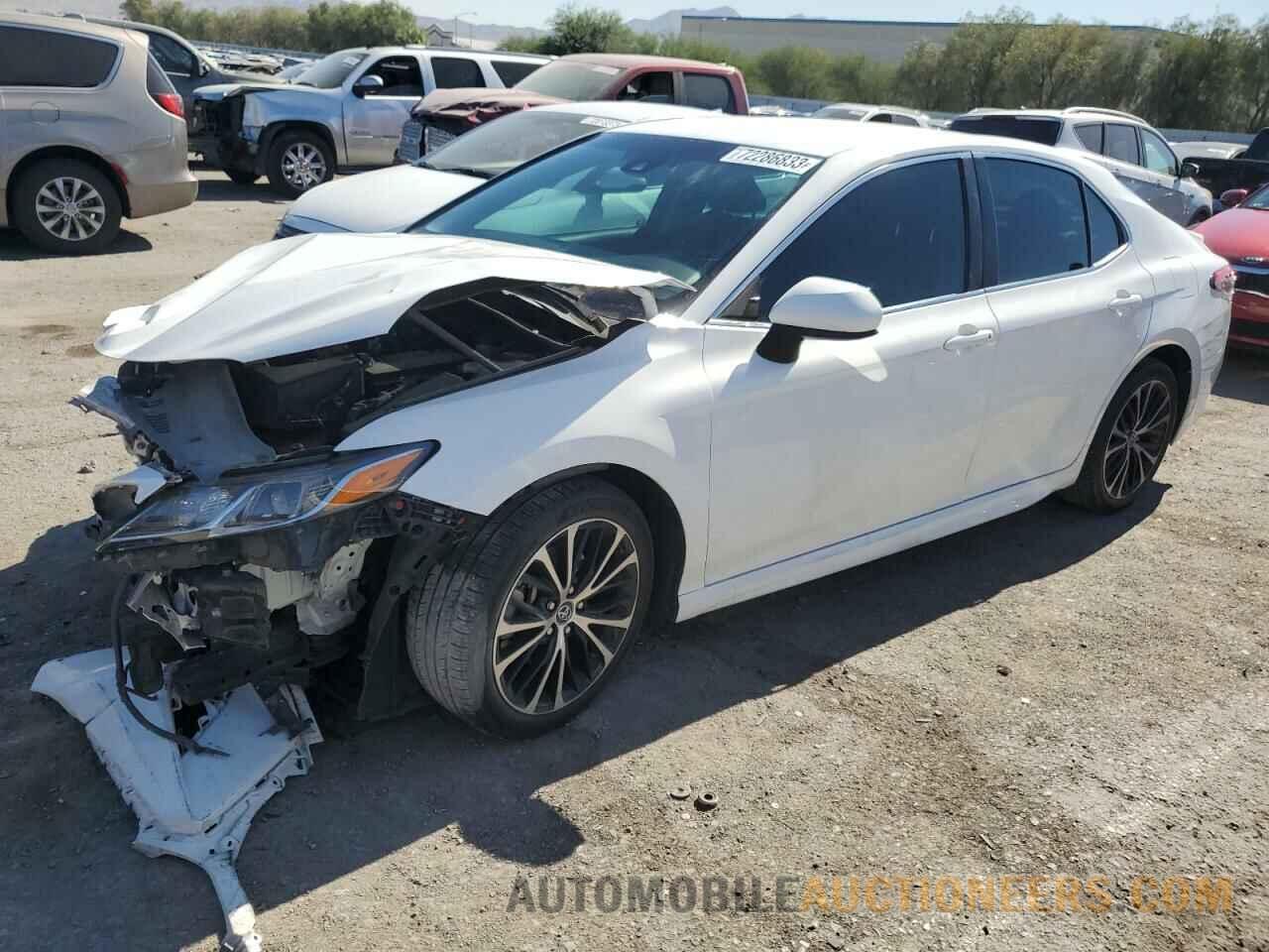 4T1B11HK1JU113673 TOYOTA CAMRY 2018