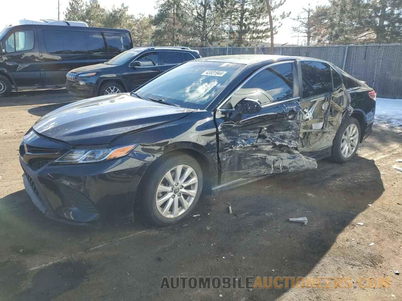 4T1B11HK1JU114564 TOYOTA CAMRY 2018