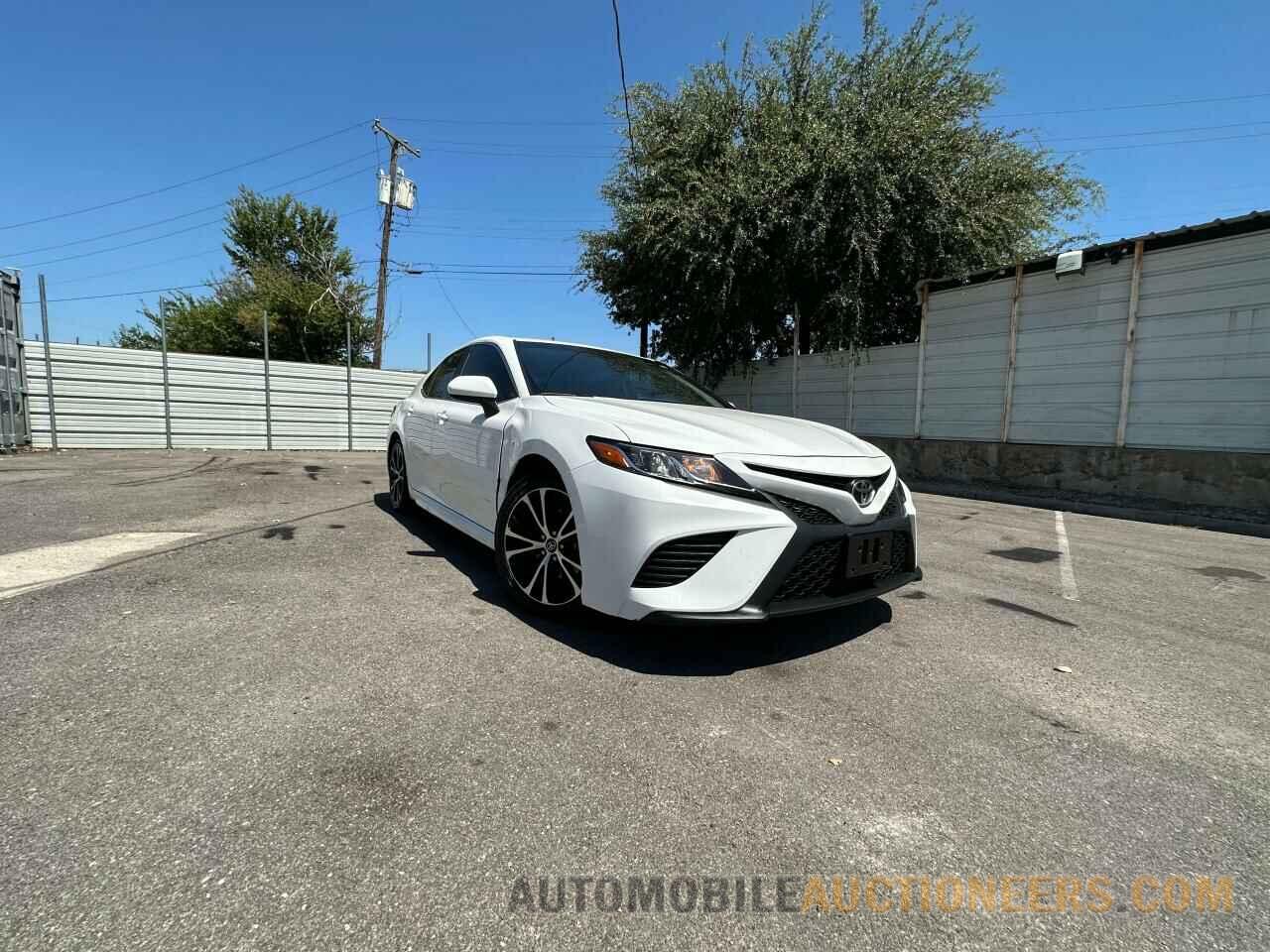 4T1B11HK1JU511563 TOYOTA CAMRY 2018