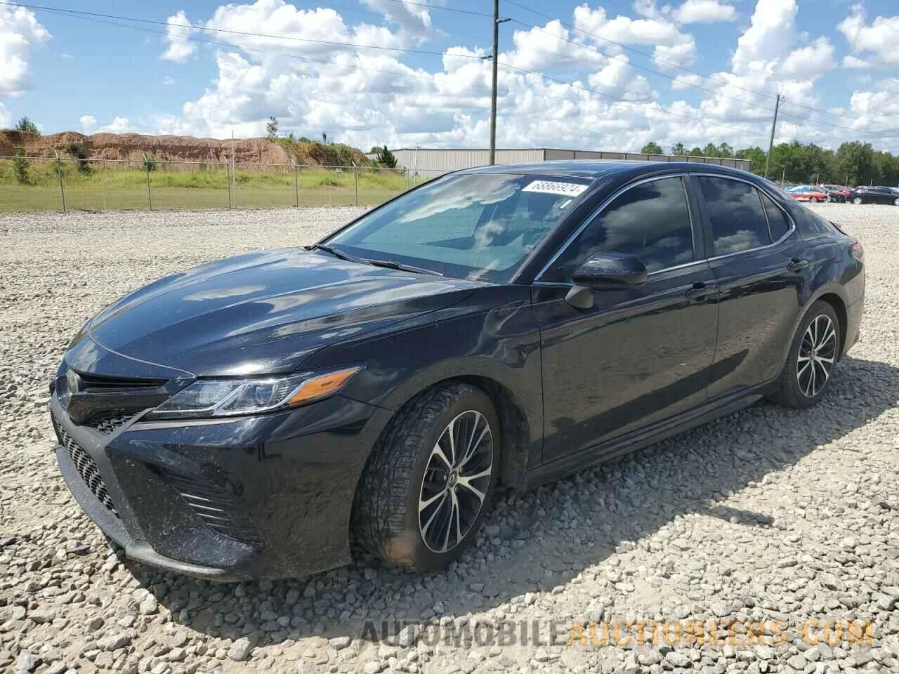 4T1B11HK1JU522899 TOYOTA CAMRY 2018