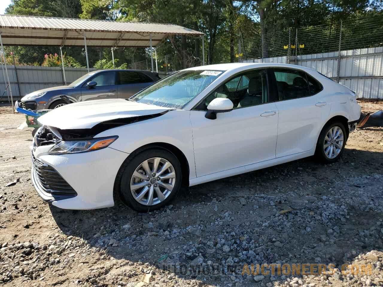 4T1B11HK1JU564165 TOYOTA CAMRY 2018