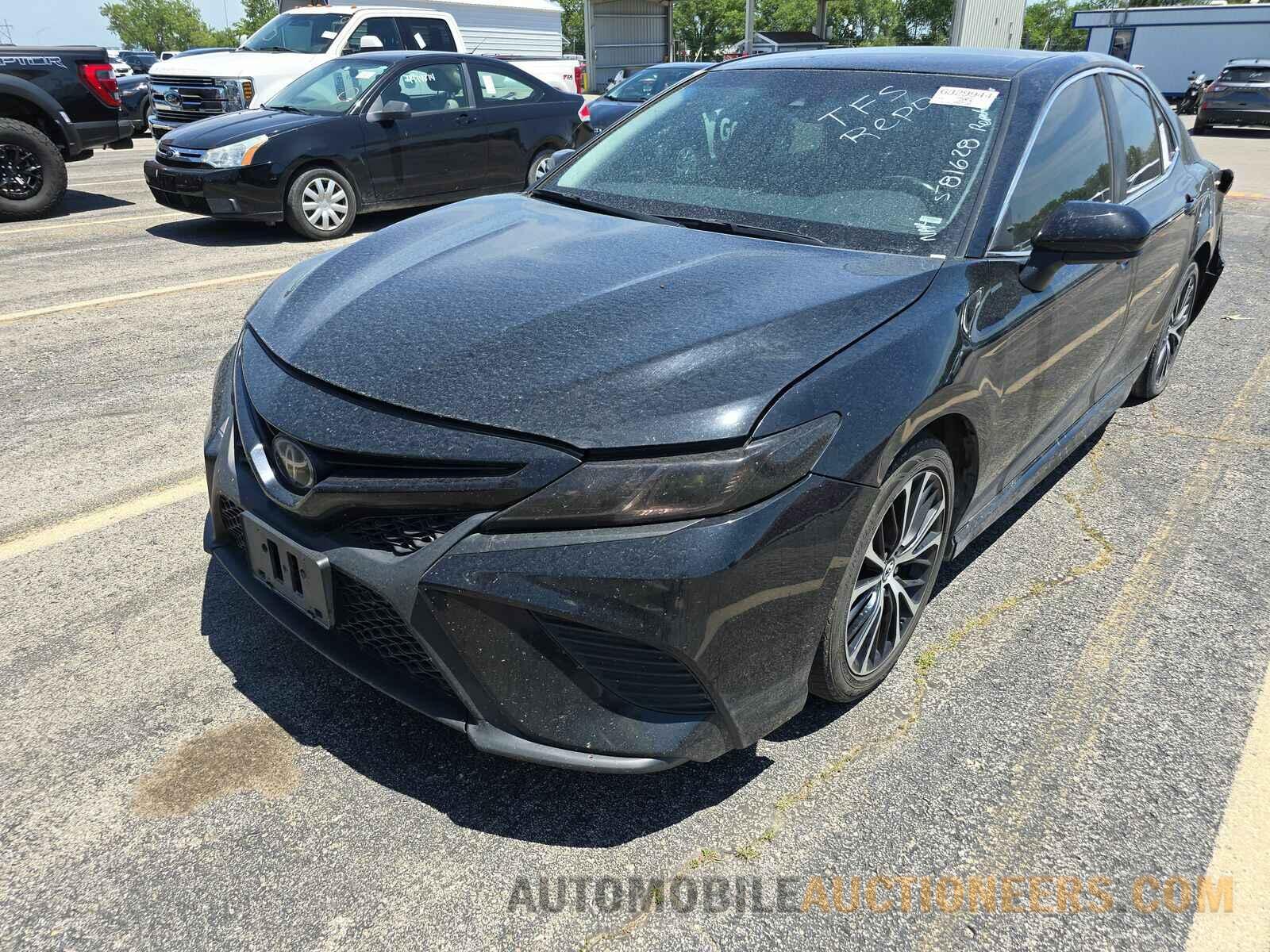 4T1B11HK1JU581628 Toyota Camry 2018