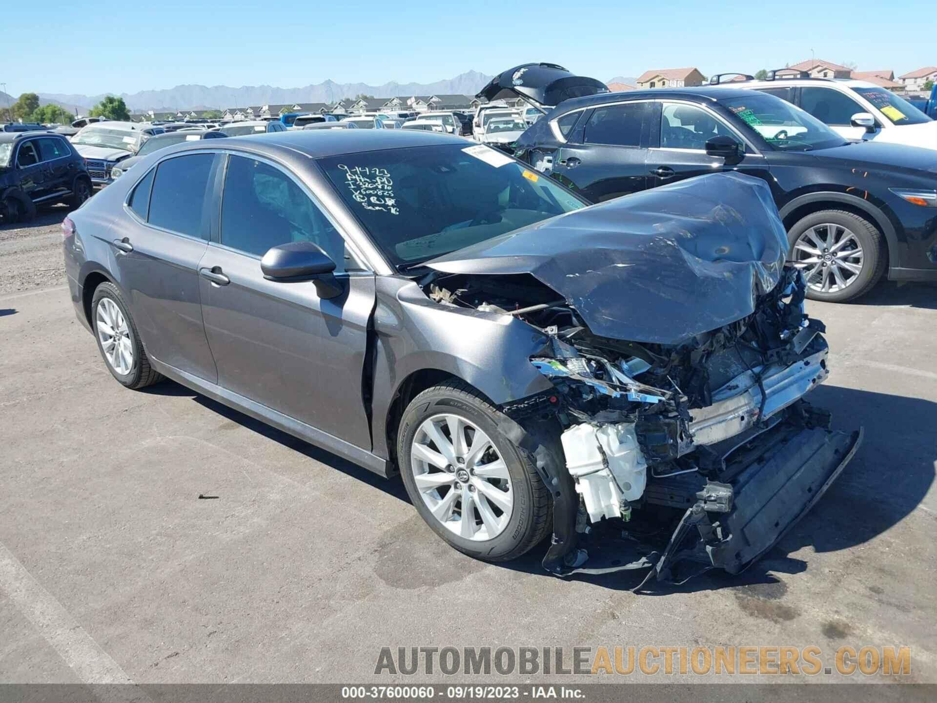 4T1B11HK1JU600825 TOYOTA CAMRY 2018