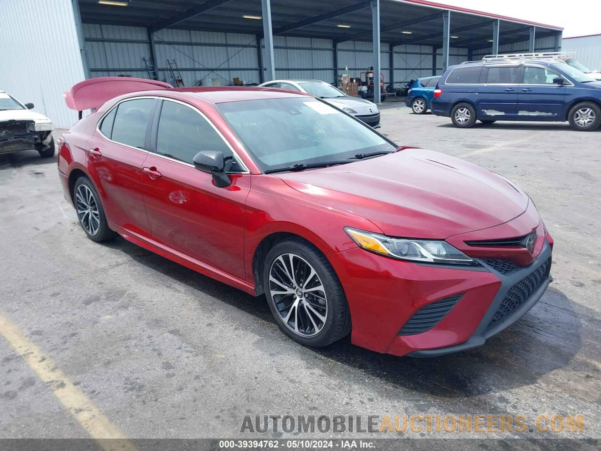 4T1B11HK1JU608262 TOYOTA CAMRY 2018