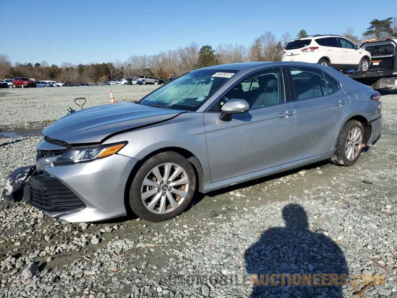 4T1B11HK1JU633680 TOYOTA CAMRY 2018