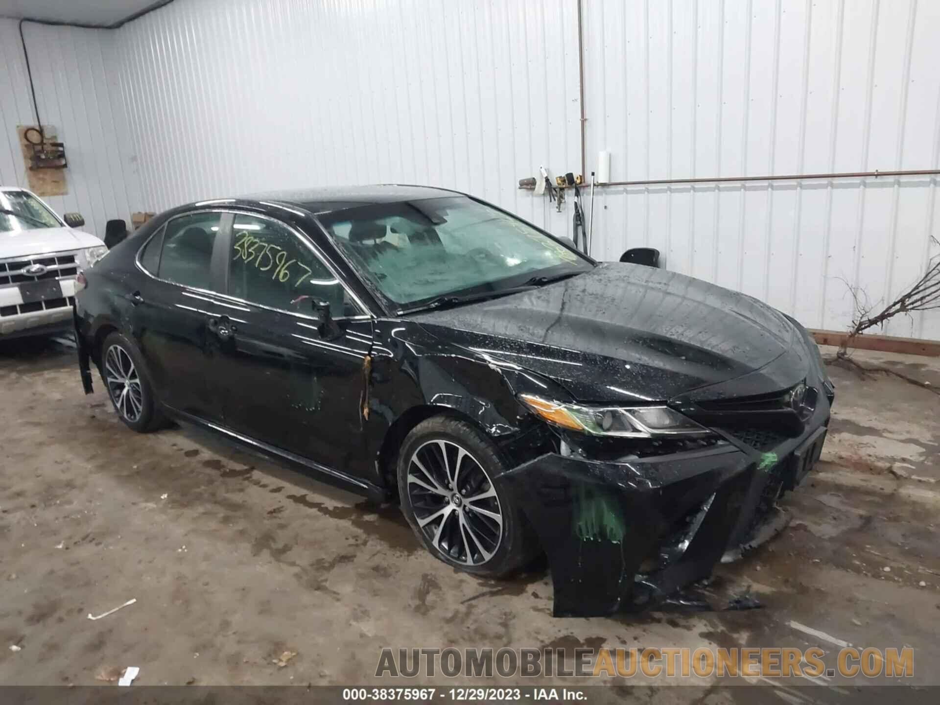 4T1B11HK1JU677162 TOYOTA CAMRY 2018