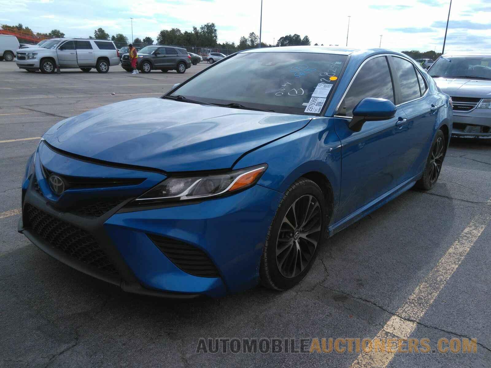 4T1B11HK2JU028244 Toyota Camry 2018