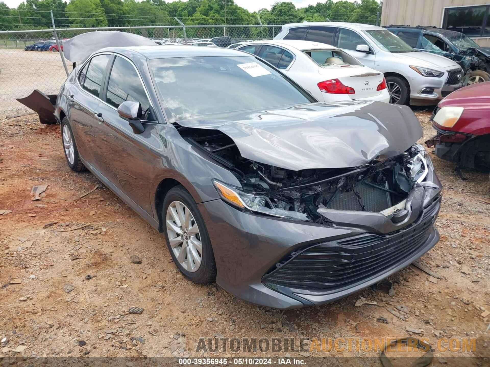 4T1B11HK2JU040216 TOYOTA CAMRY 2018