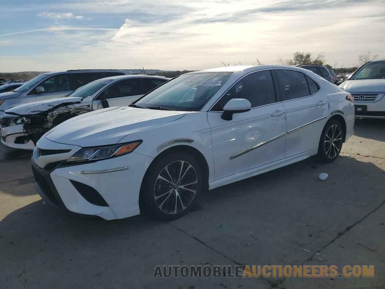 4T1B11HK2JU056464 TOYOTA CAMRY 2018