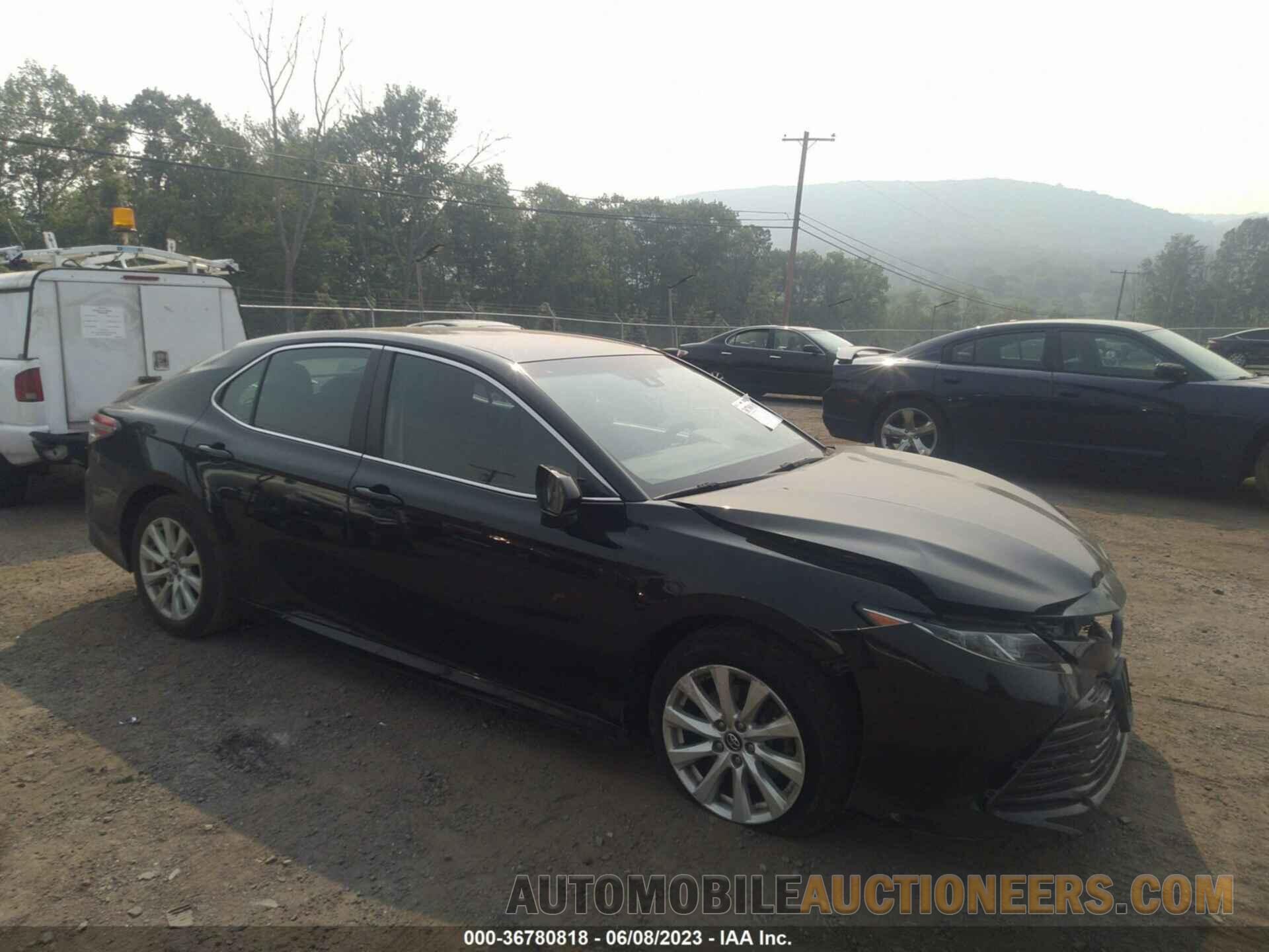 4T1B11HK2JU067240 TOYOTA CAMRY 2018