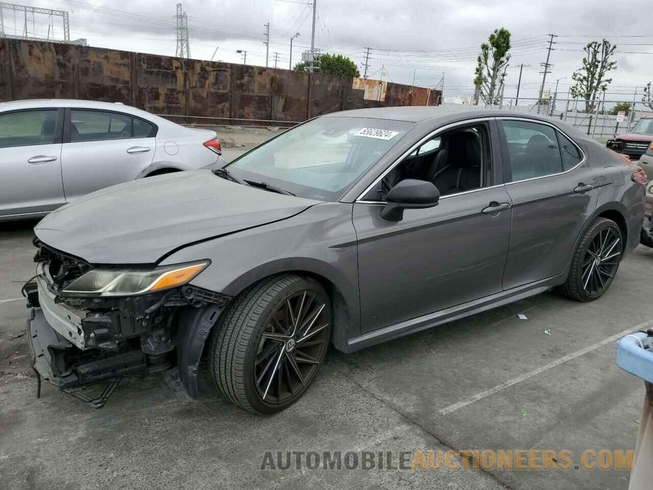 4T1B11HK2JU081171 TOYOTA CAMRY 2018