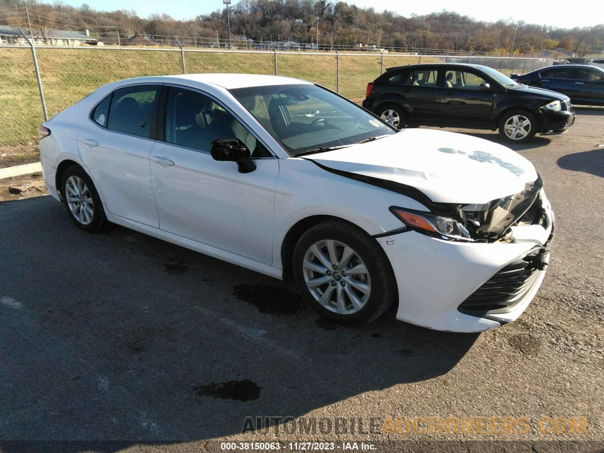 4T1B11HK2JU100673 TOYOTA CAMRY 2018