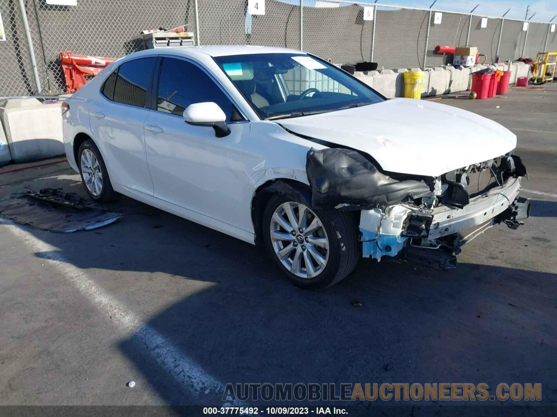 4T1B11HK2JU104285 TOYOTA CAMRY 2018