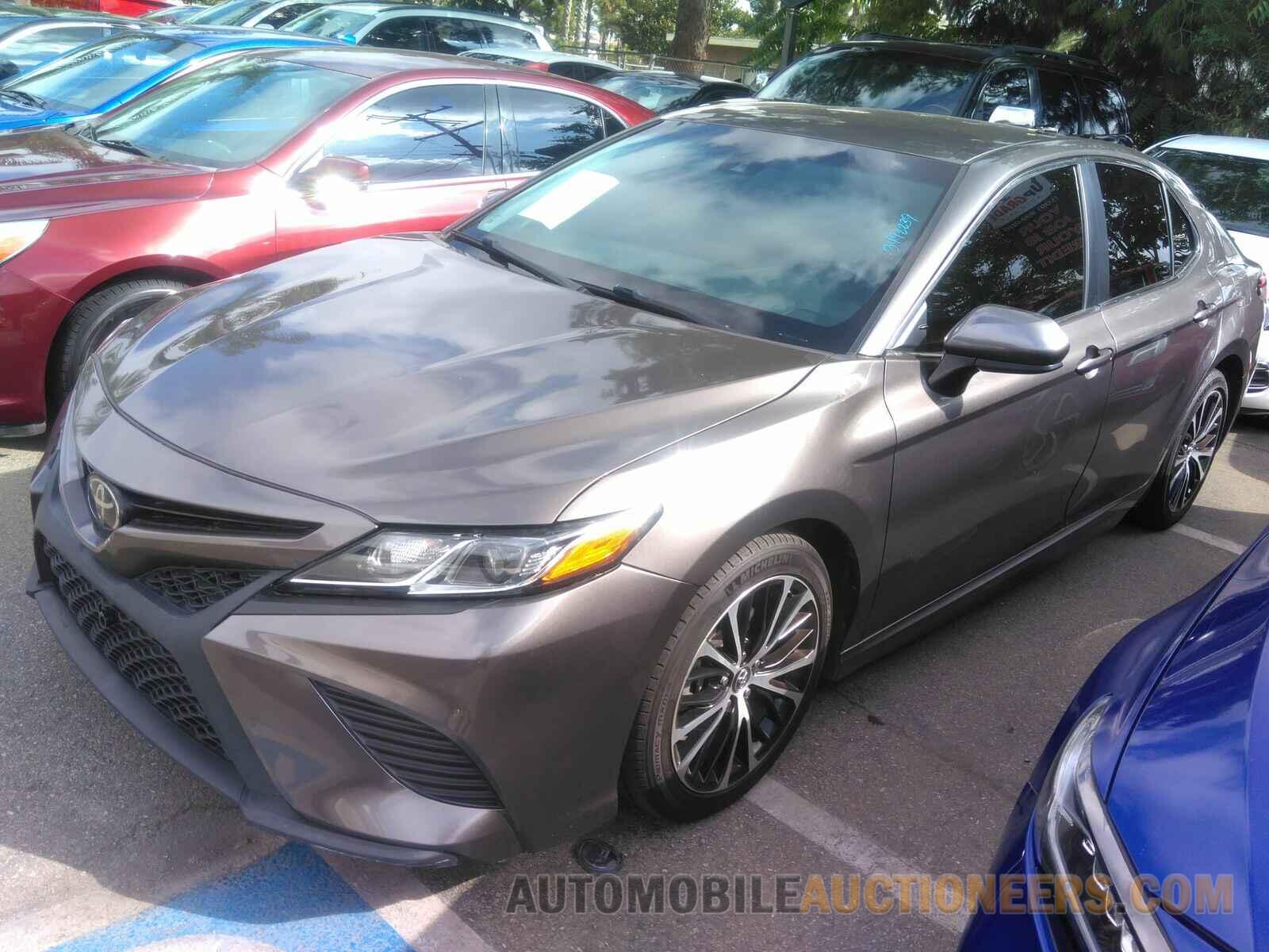 4T1B11HK2JU113066 Toyota Camry 2018