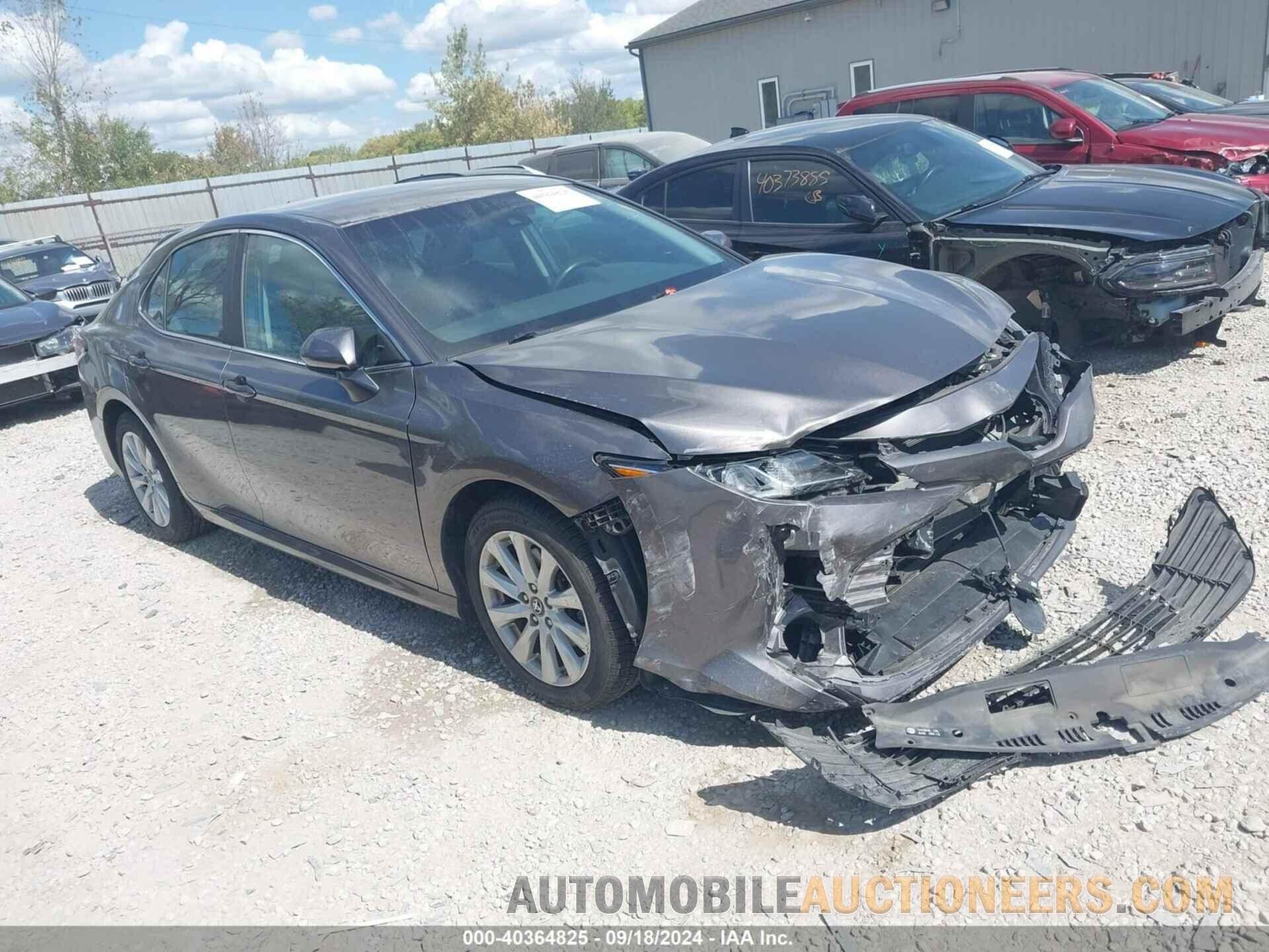 4T1B11HK2JU140042 TOYOTA CAMRY 2018